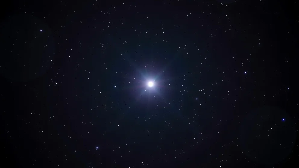 Vilken stjärna lyser starkast just nu